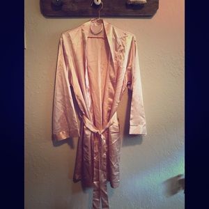 “L” satin robe